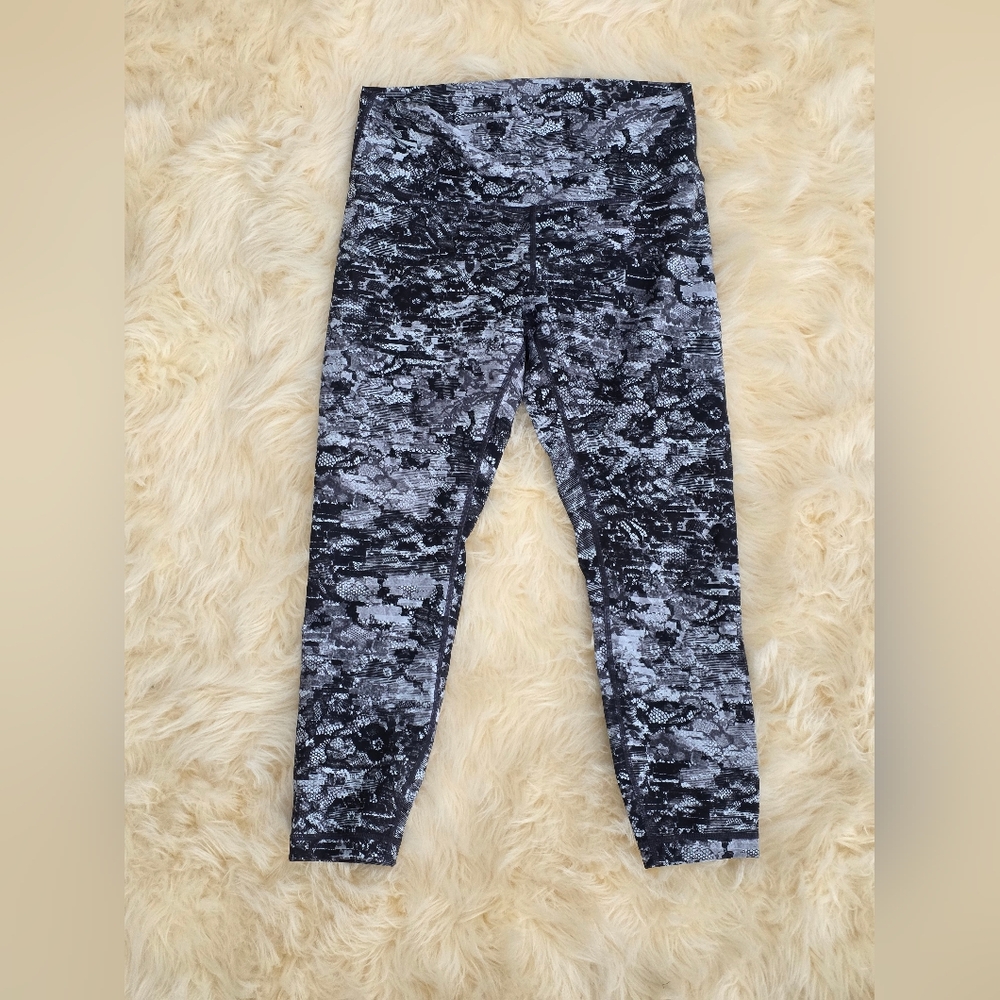 Ladies Size 8 Lululemon Black & Gray Patterned Leggings